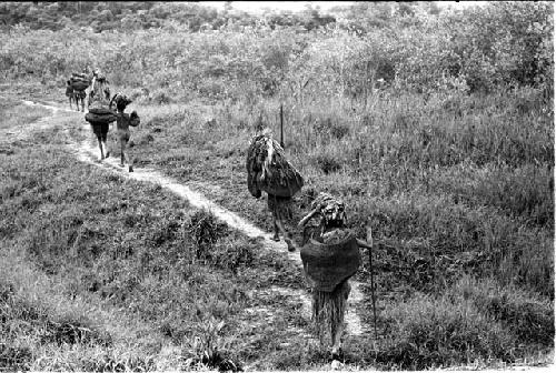 Women walking towards Wuperainma