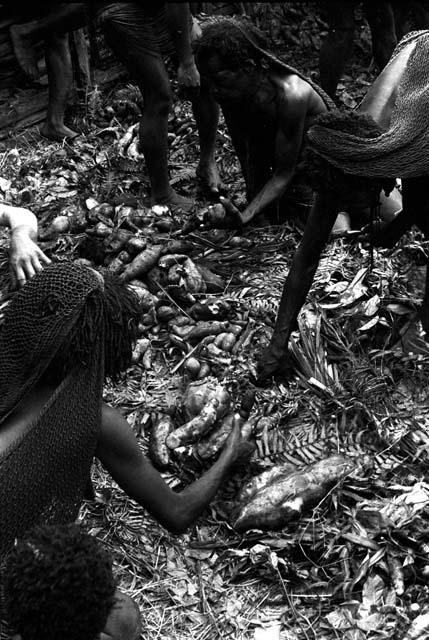 potatoes being put down inside the haksé