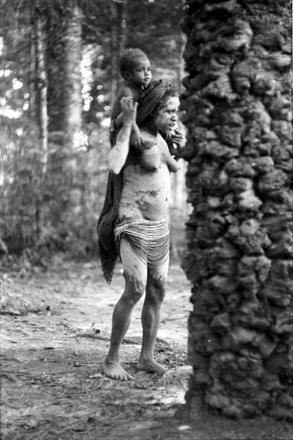 Woman and child in the sien grove