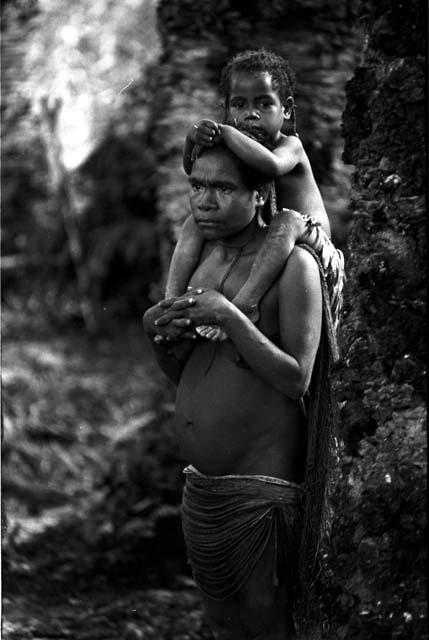 Woman and child in Homoak