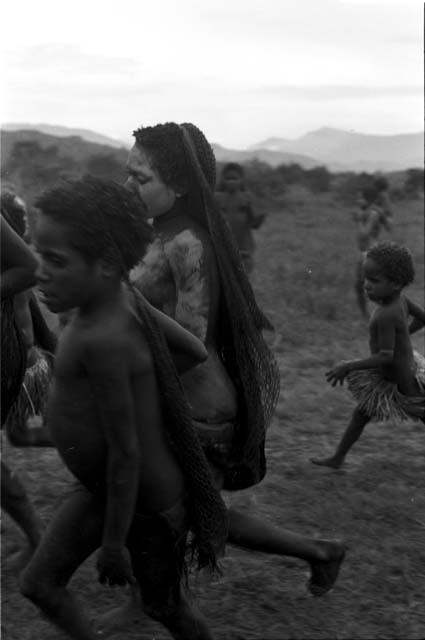 Women running in the etai