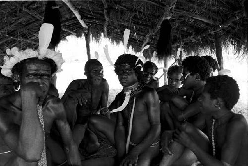 Men waiting under the oléa