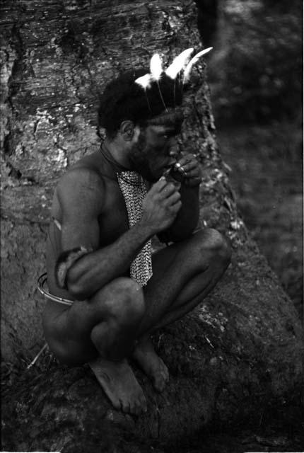 Yegé Asuk seated in Homoak