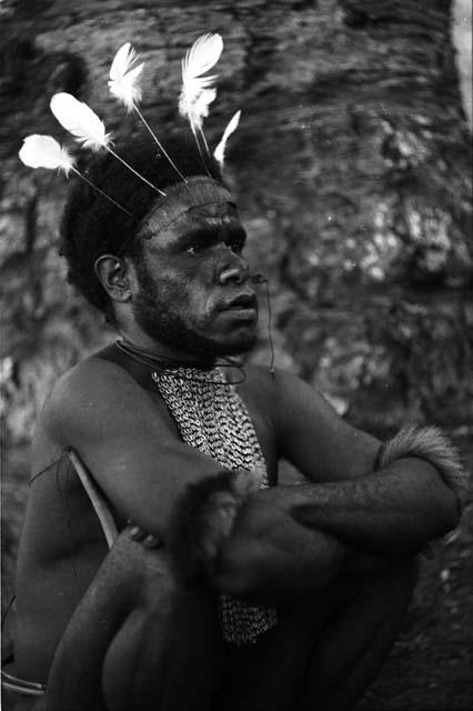 Yegé Asuk seated in Homoak