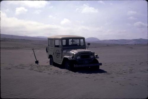 Jeep stuck above Salavery    Moche valley, Alto de Salavery