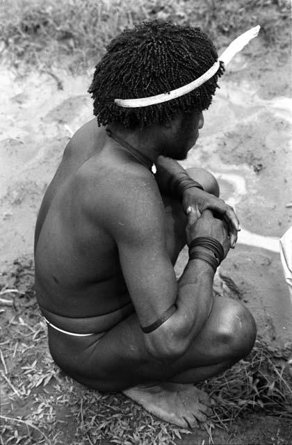 Kossi Alua man seated near theMapiliama