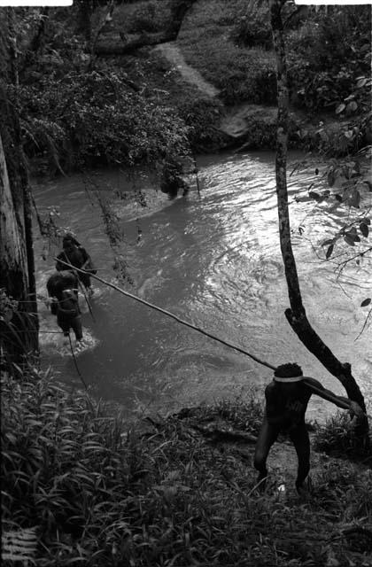 3 people crossing the Elokhere