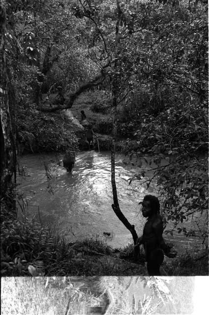 Man watches women cross the Elokhere