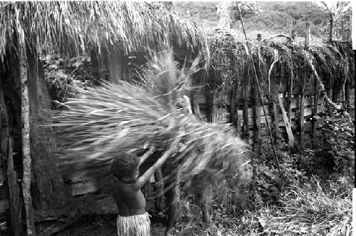 Little girls put thatch down in the sili