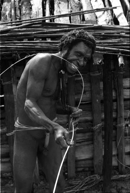 Men building hunu roof