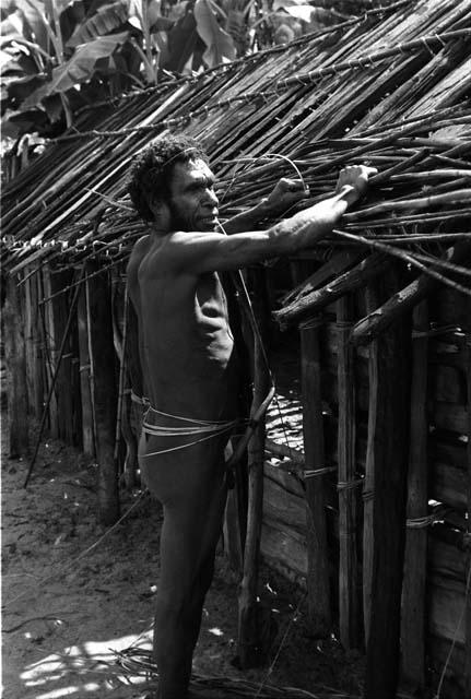 Men building hunu roof