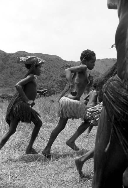 Girls running on the Anelerak