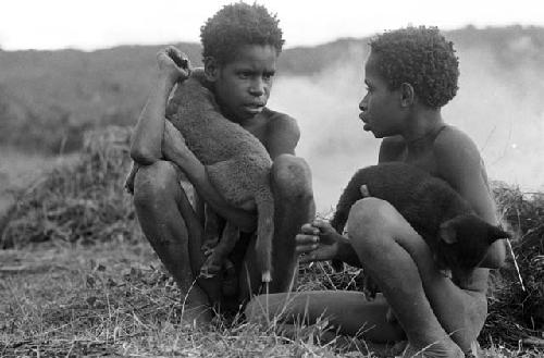 Nameluké and Kusa playing with puppies; one of them is Mokat and one is Wisa