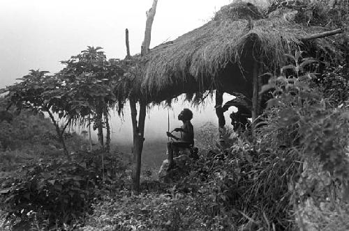 Silhouetted figures under the oléa up behind Homaklep and Wuperainma