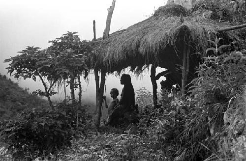 Silhouetted figures under the oléa up behind Homaklep and Wuperainma