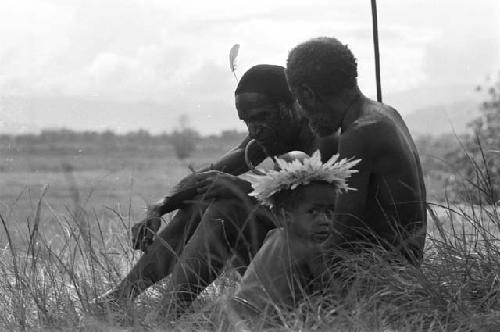 Nilik, Haliolé and a little child in white kara kara at an Etai