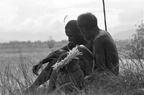 Nilik, Haliolé and a little child in white kara kara at an Etai