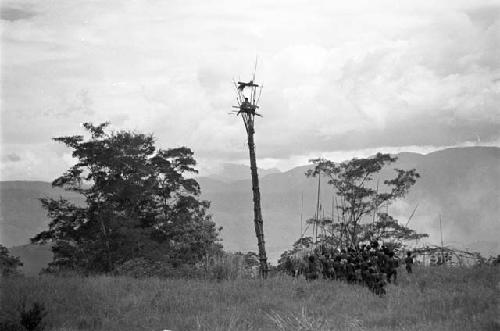 Men approaching the kaio of Puakoloba at day of Etai; soon they will go over to the Liberek