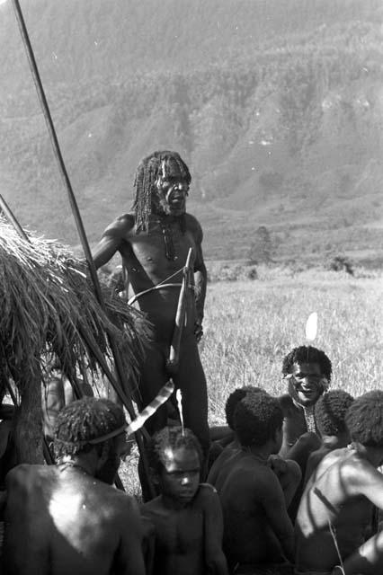 Polik leaning on the kaio at the Liberek; with some people in front of him watching the Etai