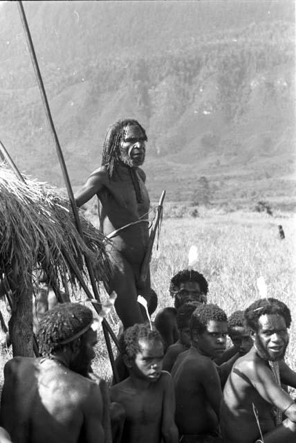 Polik leaning on the kaio at the Liberek; with some people in front of him watching the Etai