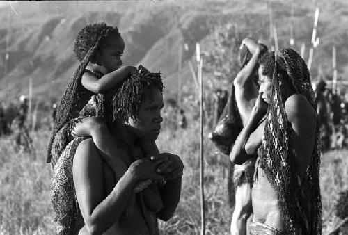 Women coming into the Liberek for an Etai