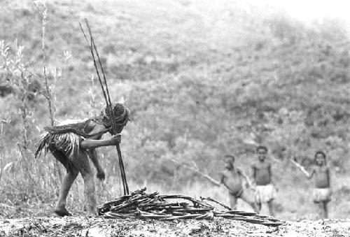 Unwar and three little girls plalying sikoko wasin behind Wuperainma