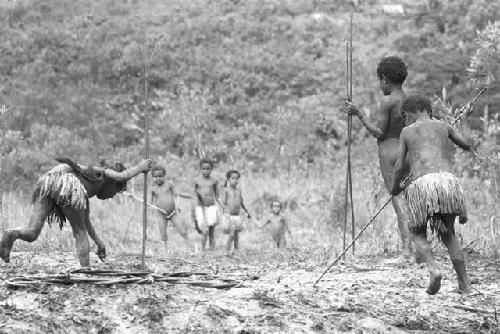 Unwar and three little girls plalying sikoko wasin behind Wuperainma