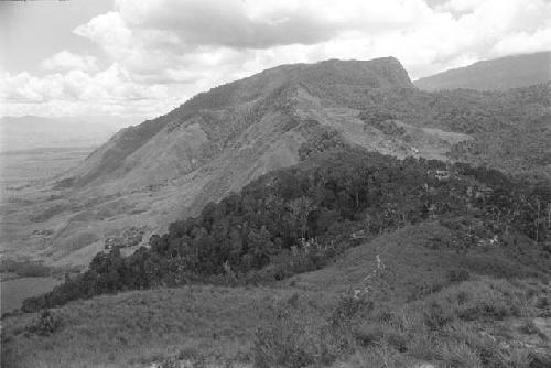 View to the north along the ridge going towards Eluerainma