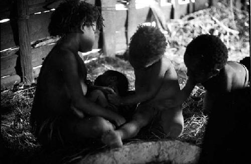 Children around Ekapué's baby in Wuperainma I