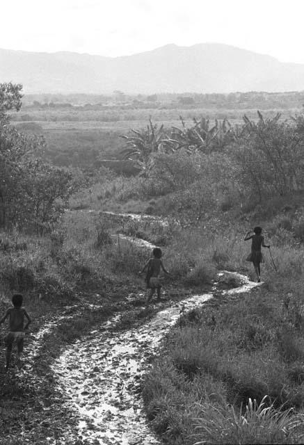 Children running down the path from Homaklep to Wuperainma