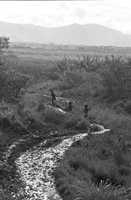 Children running down the path from Homaklep to Wuperainma