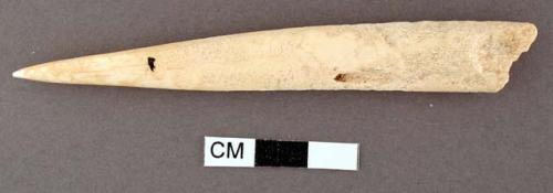 Bone awl. l: 9.8 cm.