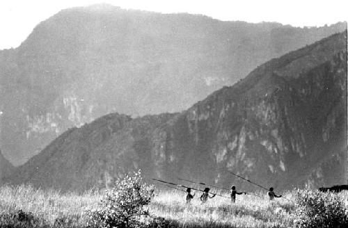 Men walking towards Homoak