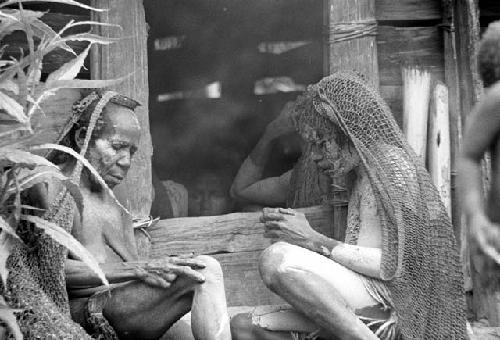 Women outside the hunu at Abulupak