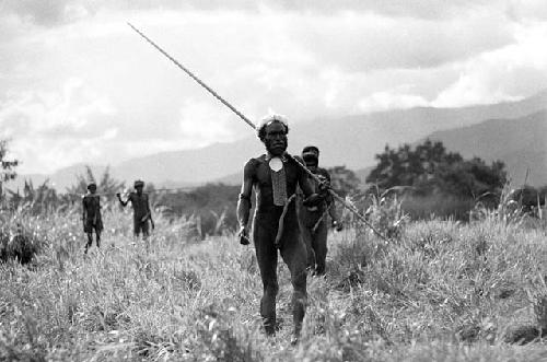 Men arriving at etai