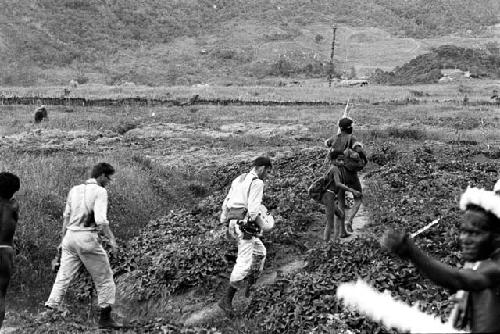 Walking towards Hellerabet; Karl Heider and Robert Gardner going home