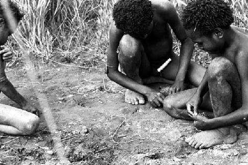 Beginning of small boys making a sili out of sien eken; Tukom; Torop and Kusa