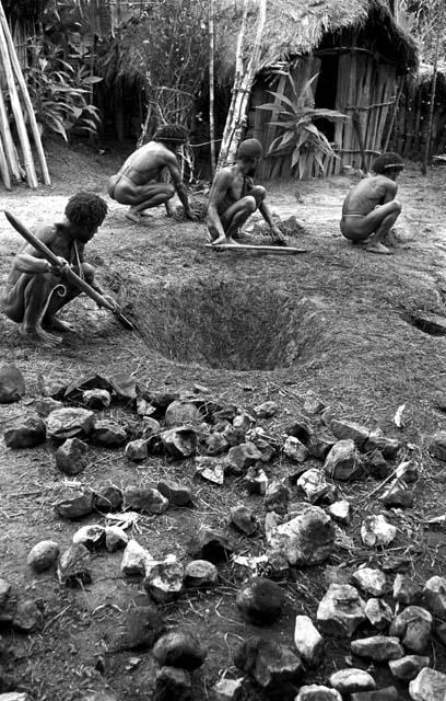 Wereklowé's sili in Abulupak; cleaning haksé pit