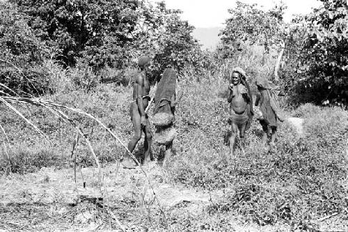 The outside of Abulupak; people coming into sili