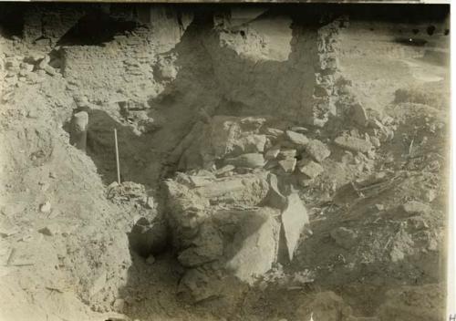 Pit and wall during excavation