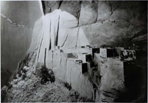 Model of Betatakin cliff dwelling by Guernsey and Pitman