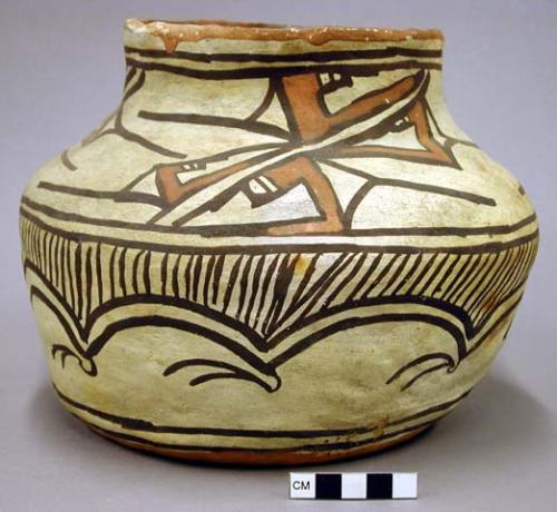 Jar, polacca polychrome style c. zuni rain bird design. 19.6 x 23.3 cm.