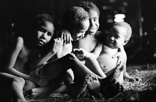 4 children in hunu at Wuperainma II