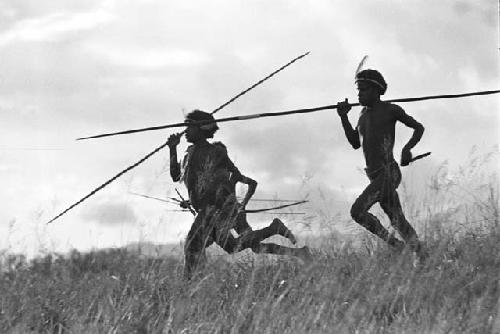 3 men running towards the battle down off of the end of the Warabara into the field between the Warabara and the Siobara