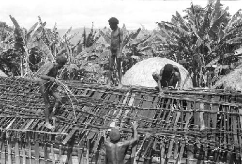 Apeori and Asikanilep work on the new hunu