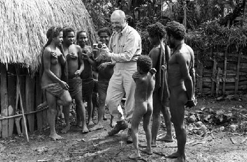 Eliot Elisofon showing his camera to some people in the sili; Abukulmo