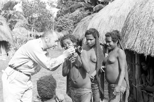 Eliot Elisofon showing his camera to some people in the sili; Abukulmo