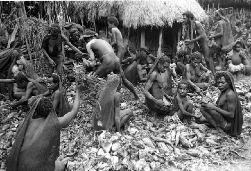 The haksé being unloaded of its hiperi