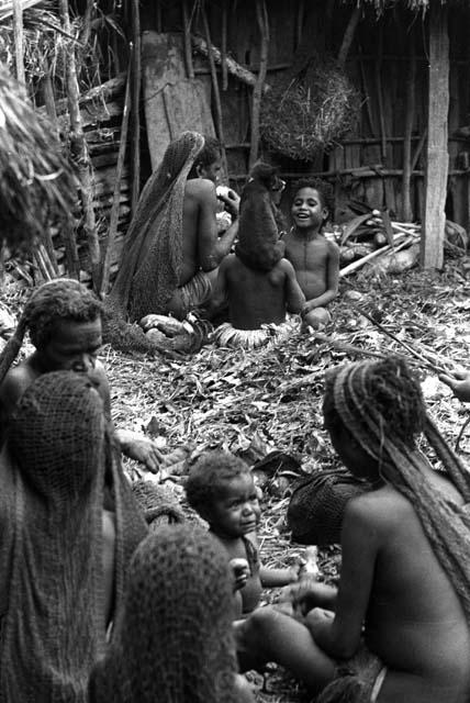 Women eating hiperi