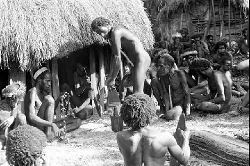 Huonke and men arranging yes and sus near the honai at Abulupak; Haliole's sili